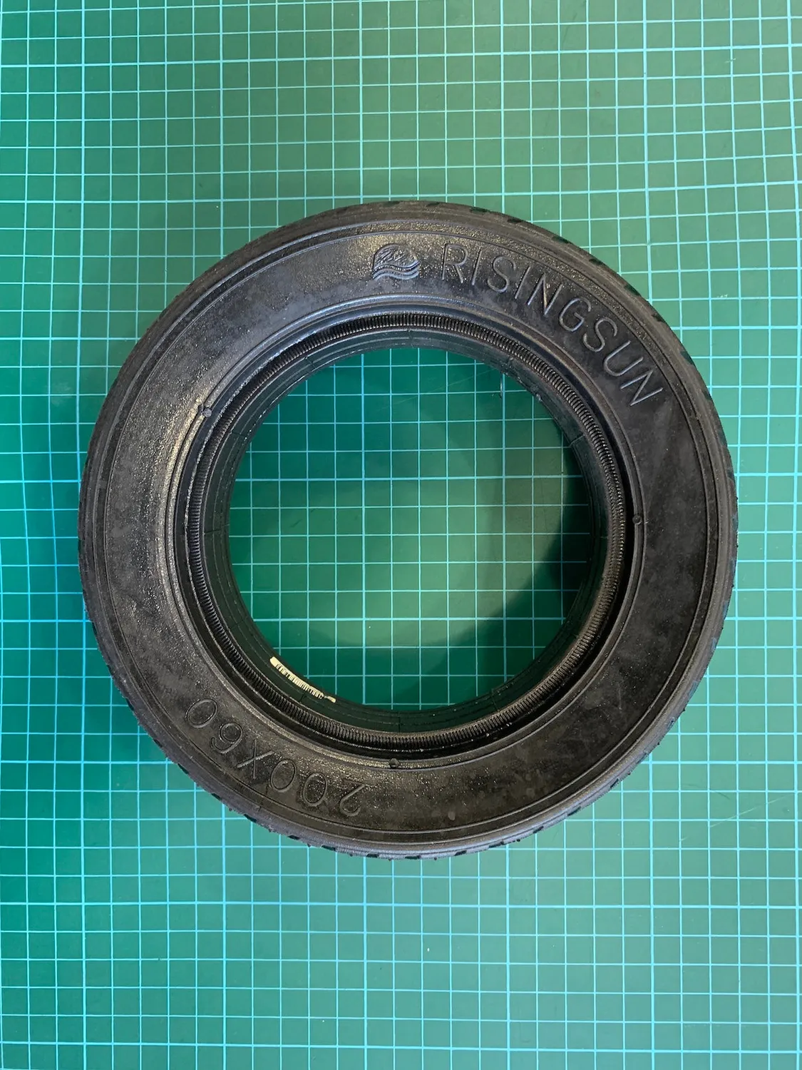 Zero 8 8x3 massivt bakdekk solid punkteringsfritt